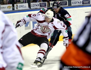 Slovan Bratislava - Dinamo RigaKHL - Saison 2014/15Gints Meija #87, Libor Hudacek  #90