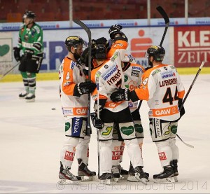 Graz 99ers - Olimpija Ljubljana Torjubel Graz 99ers Matt Kelly #4, Jesse Jyrkkiö #7, Olivier Latendresse #44 © Werner Krainbucher/Puckfans.at