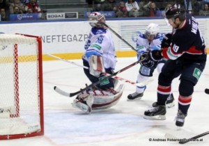 Slovan Bratislava - Barys Astana KHL Saison 14/15 Alexei Ivanov  #28, Matt Murley #19, Roman Savchenko #2
