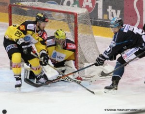 Vienna Capitals - EHC Black Wings Linz  Zwischenrunde  Albert Schultz Halle Sven Klimbacher #29, Matt Zaba #1, Andrew Kozek #19