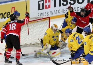 IIHF U18 World Championship 1/4 Final CAN - SWE Deven Sideroff #18, Gabriel Carlsson #25, Jensen Harkins  #12, John Dahlström #10 © Andreas Robanser/Puckfans.at 