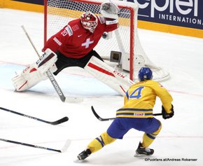 2016 IIHF World Championship Russia, VTB Ice Palace, Moscow SUI - SWE Reto Berra #20, Gustav Nyquist #14 ©Puckfans.at/Andreas Robanser