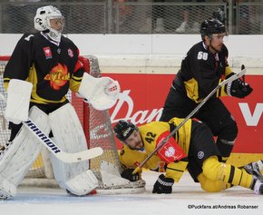 Champions Hockey League Vienna Capitals - KalPa Kuopio  Jean-Philippe Lamoureux #1, Ryan McKiernan #58, Tommi Jokinen #42 ©Puckfans.at/Andreas Robanser
