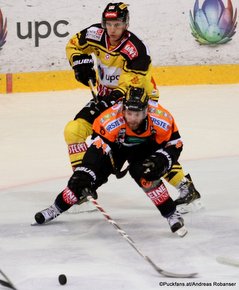 Vienna Capitals - Graz 99ers Dominic Hackl #5, Markus Pirmann #44 Albert Schultz-Eishalle ©Puckfans.at/Andreas Robanser