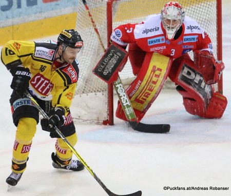 Vienna Capitals - HC Bozen MacGregor Sharp #16, Pekka Tuokkola #3 Albert Schultz-Eishalle ©Puckfans.at/Andreas Robanser