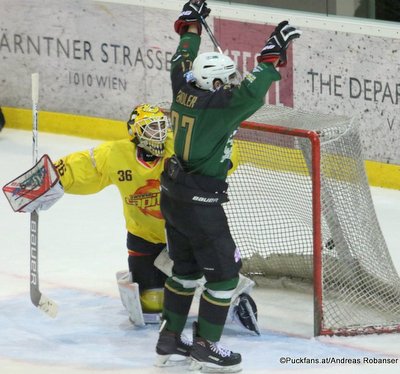 Erste Liga Qualification Round: Vienna Capitals - Ferencvarosi Torna Club Max Zimmermann #36, Jereme Tendler #27 Albert Schultz-Eishalle ©Puckfans.at/Andreas Robanser