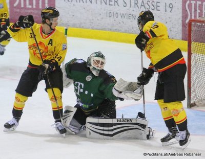 Erste Liga Qualification Round: Vienna Capitals - Ferencvarosi Torna Club Fabio Artner #34, Peter Sevela #25 Albert Schultz-Eishalle ©Puckfans.at/Andreas Robanser