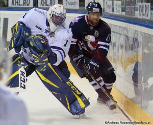 HC Slovan Bratislava - Dinamo Minsk Jhonas Enroth #1, Zach Boychuk #11 Ondrej Nepela Arena 01.03.2018 ©Puckfans.at/Andreas Robanser