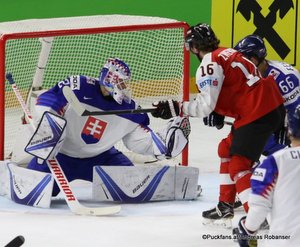 IIHF World Championship AUT - SVK Patrik Rybar #42, Dominic Zwerger #16 Royal Arena, Copenhagen ©Puckfans.at/Andreas Robanser