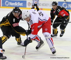 Vienna Capitals - Valerenga IF Oslo Champions Hockey League Adam Naglich #8, Jesper Hoel  #22 Peter MacArthur #16  © Andreas Robanser/Puckfans.at 