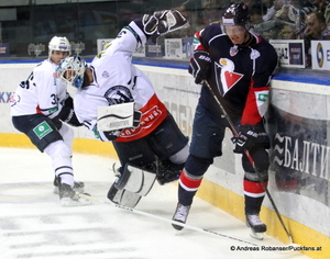 Slovan Bratislava - Medvescak Zagreb  KHL - Bratislava Mark Flood #36, Mark Dekanich #31, Vaclav Nedorost #14