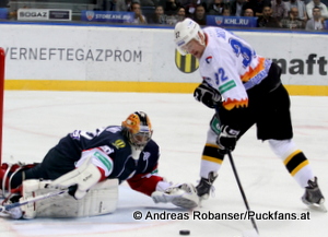 Slovan Bratislava - Severstal Cherepovets KHL - Saison 2014/15 Johan Backlund #26, Yevgeni Mons #32