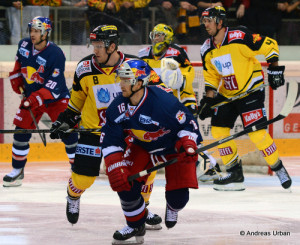 Vienna Capitals - Red Bull Salzburg Daniel Welser #20, Adam Naglich #8, Ryan Duncan #16 © Andreas Urban