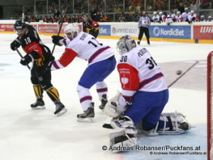 Vienna Capitals - ZSC  Champions Hockey League  Matt Watkins  #10, Andri Stoffel #11, Lukas Flüeler  #30 © Andreas Robanser/Puckfans.at 