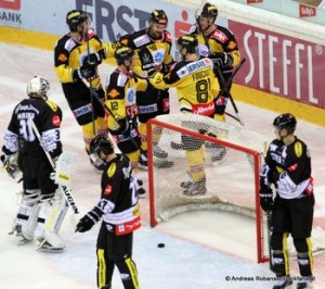 Vienna Capitals - Dornbirner EC Robert Lembacher #81, David Madlener  #31, Garnet Exelby #27,  Brett Carson #7, Dustin Sylvester #12,  Florian Iberer #48, Kris Foucault #81 © Andreas Robanser/Puckfans.at 