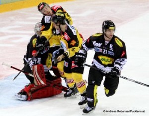 Vienna Capitals - Dornbirner EC EBEL Saison 2014 / 2015  Nathan Lawson #52, Adam Naglich #8, Garnet Exelby #27