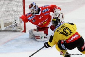 Vienna Capitals - HCB Südtirol Jaroslav Hübl #24  Matt Watkins #10 trifft zum 2:1 © Andreas Robanser/Puckfans.at 