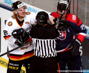 Deutschland Cup 2014 / GER - SVK  Torsten Ankert #81, Marek Viedensky #25 ©Christoph Perren /Hockeyfans.ch 