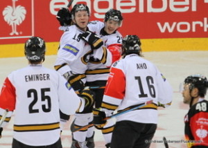 Vienna Capitals - Kärpät Oulu CHL 1/8 Final Saison 2014/2015 Vladimir Eminger  #25, Juho Keränen  #19, Sebastian Aho #16, Florian Iberer #48