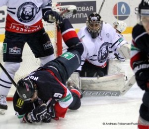 Slovan Bratislava - Medvescak Zagreb 12. November 2014 KHL Saison 14/15 Stefan Ruzicka #9, Mark Owuya #30 © Andreas Robanser/Puckfans.at