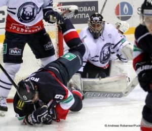 Slovan Bratislava - Medvescak Zagreb 12. November 2014 KHL Saison 14/15 Stefan Ruzicka #9, Mark Owuya #30 © Andreas Robanser/Puckfans.at 