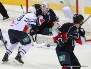 Slovan Bratislava - Medvescak Zagreb 12. November 2014 KHL Saison 14/15 Pascal Pelletier #19, Johan Backlund #26, Jonathan Sigalet  #5