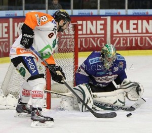 Graz 99ers - AV19 Fehervar  EBEL saison 2014/15 Marek Zagrapan  #8, Josh ROBINSON #30 ©Werner Krainbucher/Puckfans.at 