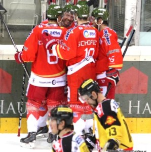 Vienna Capitals - HCB Südtirol 30.11.2015 EBEL Saison 14/15 Mario Fischer #50, Michael Schiechl #13, Rick Schofield #19, Derek Nesbitt #15 © Andreas Robanser/Puckfans.at