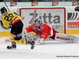 Vienna Capitals - HCB Südtirol 30.11.2015 EBEL Saison 14/15 Andreas Nödl  #28, Jaroslav Hübl #24