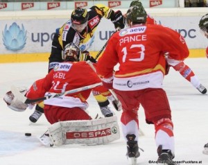 Vienna Capitals - HCB Südtirol 30.11.2015 EBEL Saison 14/15 Jaroslav Hübl #24, Jonathan Ferland #24, Ziga Pance  #13