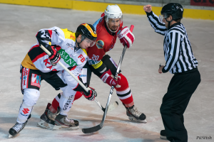 #24 Ondrej Hampl VEU und #20 Philipp Winzig von den Steelers beim Bully © picwish