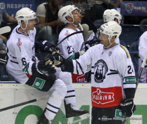 Torjubel Medvescak Zagreb - Mark Flood #36,  Sasa Martinovic #23, Andrew Hutchinson #24  © Andreas Robanser/Puckfans.at 