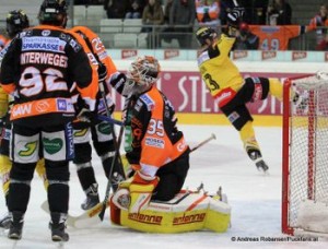 Vienna Capitals - Graz 99ers EBEL Saison 14/15 Clemens Unterweger #92, Dany Sabourin  #35,  Michael Schiechl  #13