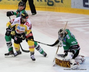 Vienna Capitals - Olimpija Ljubljana EBEL Saison 2014/15  © Andreas Robanser/Puckfans.at  Andreas Nödl  #28, Andy Chiodo #40