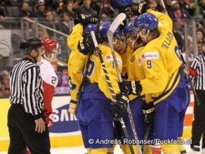IIHF World Junior Championship 2015 Air Canada Center, Toronto Dänemark - Schweden  Mads Eller  #20, Victor Olofsson  #12, Jacob de la Rose  #9