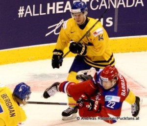 IIHF World Junior Championship 2015 Schweden - Russland Robert Hägg #14, Ivan Barbashev #22,  Julius Bergman #7 © Andreas Robanser/Puckfans.at 