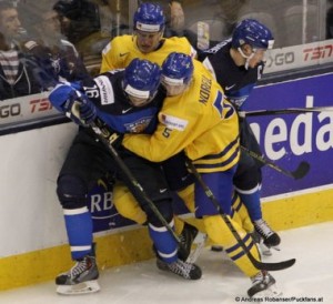 World Junior Championship 2015 1/4 Finale Schweden - Finnland Robin Norell #5, Sebastian Aho #26, Artturi Lehkonen #28 © Andreas Robanser/Puckfans.at 