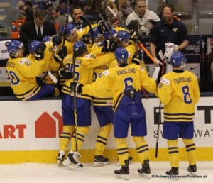World Junior Championship 2015  Air Canada Center, Toronto 1/4 Finale Schweden - Finnland Adam Brodecki, Andreas Englund #6, Gustav Forsling #8