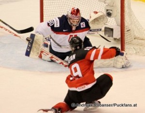 World Junior Championship 2015 Semifinale Kanada - Slowakei Nic Petan #19, Denis Godla #30 © Andreas Robanser/Puckfans.at 