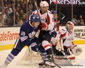 Toronto Maple Leafs - Washington Capitals Richard Pánik #18, Matt Niskanen #2, Braden Holtby #70 © Andreas Robanser/Puckfans.at