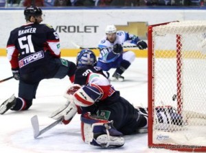 Slovan Bratislava - Dinamo Minsk Slofnaft Arena, Bratislava KHL Saison 2014/2015 Cam Barker #51, Denis Godla #30, Paul Szczechura  #38