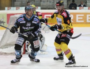 Vienna Capitals - EHC Black Wings Linz  EBEL Zwischenrunde  Mike Ouellette  #28, Ken Magowan #21 © Andreas Robanser/Puckfans.at 