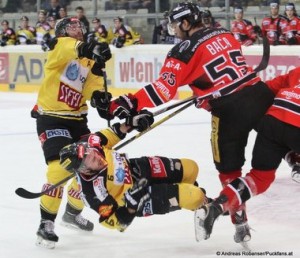 Vienna Capitals - HC Orli Znojmo  EBEL Zwischenrunde   Rafael Rotter #6, Martin Baca #55 © Andreas Robanser/Puckfans.at 