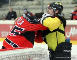 Vienna Capitals - HC Orli Znojmo  EBEL Zwischenrunde Jonathan Ferland #24,  Martin Baca #55 © Andreas Robanser/Puckfans.at 