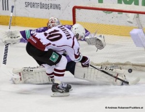 Slovan Bratislava - Dinamo Riga KHL Saison 2014/15 Johan Backlund #26, Lauris Darzins #10 © Andreas Robanser/Puckfans.at 