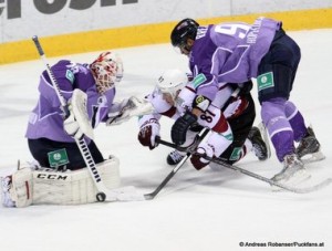 Slovan Bratislava - Dinamo Riga KHL Saison 2014/15 Johan Backlund #26, Gints Meija #87, Jan Brejcak #91