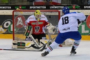 Österreich - Italien Albert Schultz Halle 6.2.2015 KICKERT David #35 , CALETTI Edoardo #18 © Andreas Urban/Puckfans.at 