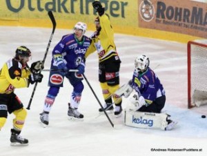 Vienna Capitals - EC VSV Andreas Nödl  #28, Geoff Waugh  #44,  Matt Watkins  #10, Jean-Philippe Lamoureux #1 © Andreas Robanser/Puckfans.at 