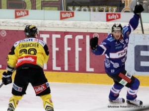 Vienna Capitals - Fehervar AV19 EBEL 1/4Finale Game 2 Sven Klimbacher #29, Istvan Bartalis  #10 © Andreas Robanser/Puckfans.at 