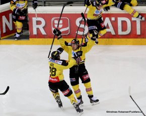 Vienna Capitals - Fehervar AV19 1/4Finale Game 4 Andreas Nödl  #28, Patrick Peter  #14